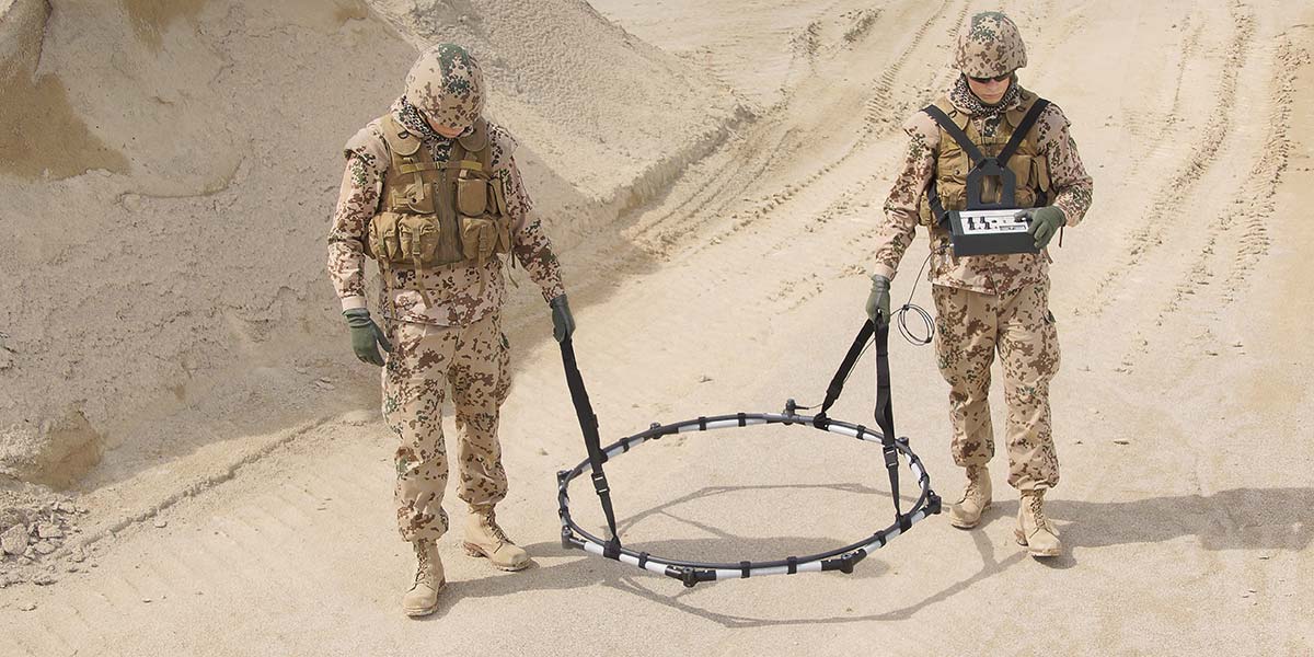 Large loop metal detector with flexible coil